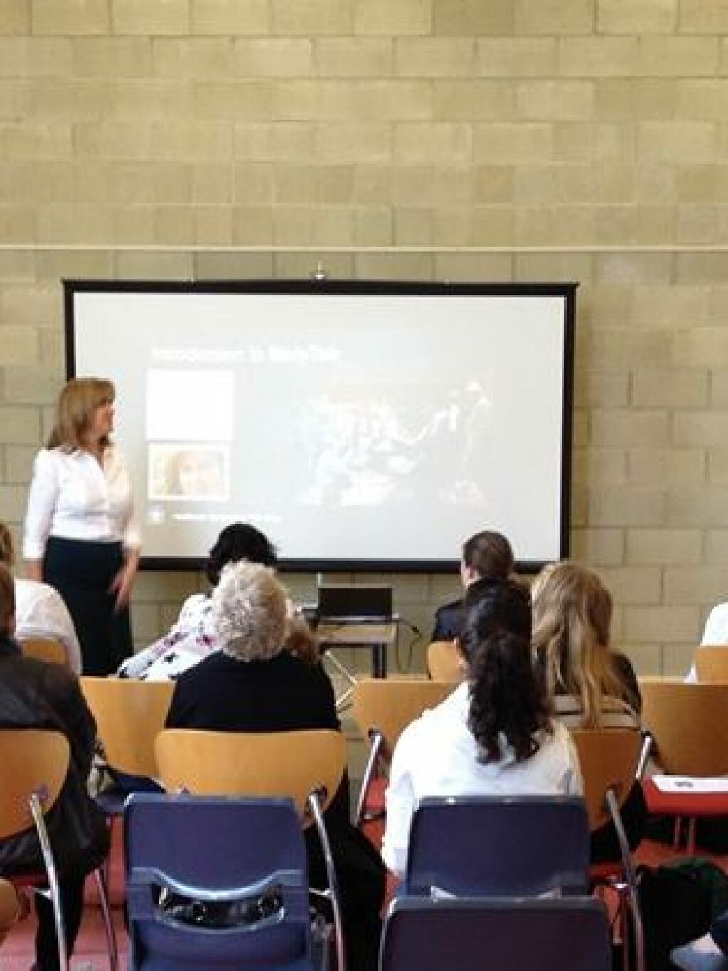 amanda hobley presenting at rockingham libraryat