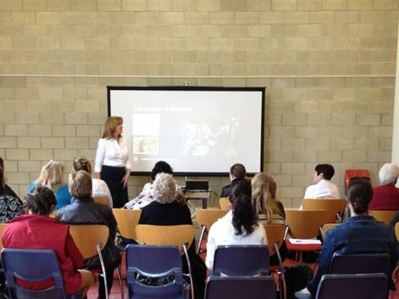 amanda hobley presenting at rockingham libraryat